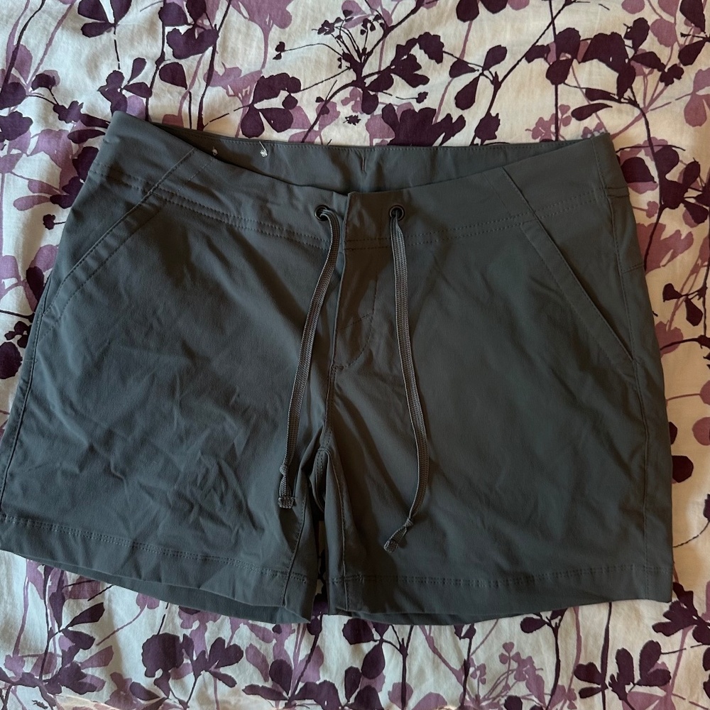 NWOT gray columbia shorts size 6